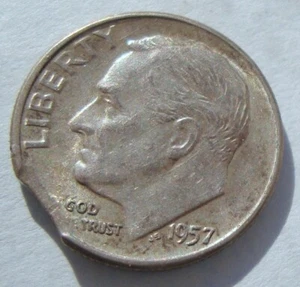 Roosevelt Dime Clip Error 1957 P Silver (inv65) - Picture 1 of 2