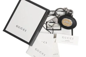NEW GUCCI LUXURY INTERLOCKING GG LOGO KEYCHAIN KEY RING W/BOX - Picture 1 of 3