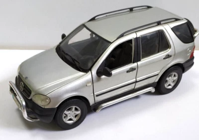 MAISTO USATO 1:18 AUTO DIE CAST MERCEDES BENZ ML 320 ARGENTO  VARIE 5 - Immagine 1 di 4