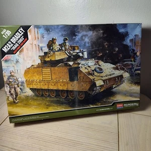 M2A2 Bradley OIF - Kit AFV Academy non assemblato scala 1/35#13205 - Foto 1 di 4