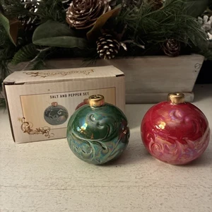 Cracker Barrel rot & grün Weihnachtskugel Salz & Pfefferstreuer Set - Bild 1 von 6