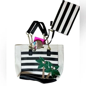 Bolso de Mano Betsey Johnson Cuero Isla Palmera Rayas Venta al por menor $118 Nuevo con Etiquetas - Imagen 1 de 16