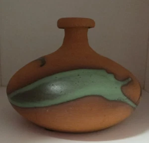 Jarrón de cerámica esmalte por goteo tono tierra 4 3/8" de alto, estampado excelente - Imagen 1 de 6
