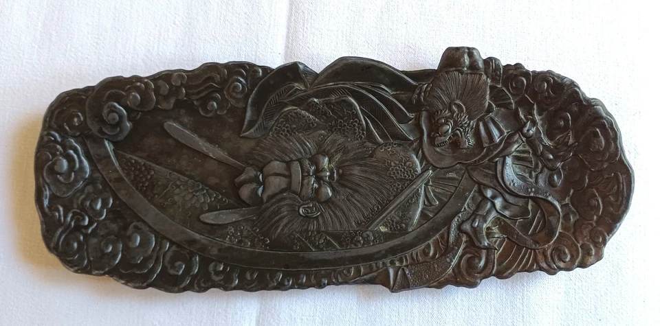 Ancien Porte Stylo, vide poche décor d'un Samouraï, dragon en régule - Photo 1/4