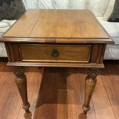 Tommy Bahama mesita de noche / Lexington Home ¡Precioso! Foto 1 de 4