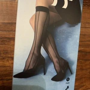 L'eggs Damen gestreifte 360 Kontur transparente Kniestrümpfe - schwarz Einheitsgröße - Bild 1 von 8