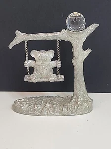 Estatuilla vintage de oso de peluche de peltre Spoontiques en un columpio con prisma de vidrio de 2,5" - Imagen 1 de 12