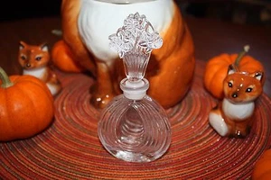 BOTTIGLIA PROFUMO VINTAGE IN VETRO ORNATO CON TAPPO A FORMA DI VENTAGLIO BOUQUET FLOREALE - Foto 1 di 10
