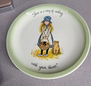 Vintage Holly Hobbie Plate 10" Collectors Edition "Love is a way of Smiling.. - Imagen 1 de 2