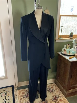 De colección AB Studio Mujer Ajustado Negro 2 Piezas Traje Esmoquin Chaqueta Talla M y Pantalones Talla 8 Usado en Excelente Condición Foto 1 de 4