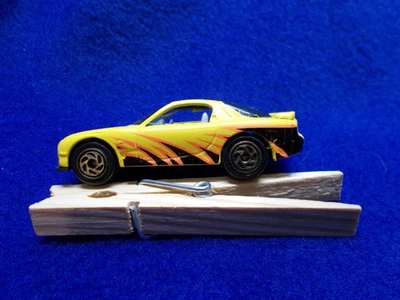 Matchbox Superfast #08 Amarelo Mazda RX7, Rodas Douradas, Estampa Preto e Laranja - Imagem 1 de 3