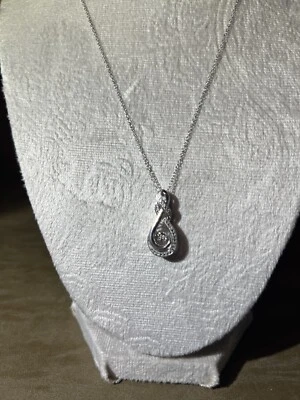 Collar colgante redondo con acento de diamantes de rodio sobre plata de ley JTV Foto 1 de 4