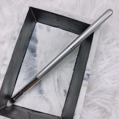 IT Cosmetics Ulta Airbrush Precision Smudge Eye Shadow Brush #124 New  - Image 1 of 3