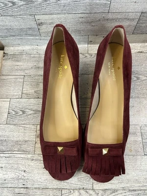 Zapatos de salón Kate Spade New York para mujer con flecos de gamuza con tacón ancho Burdeos talla 7 usados en excelente estado Foto 1 de 4