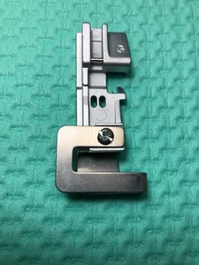 ELNA Janome Sammelfuß G Sergers Pro 905,904, 624, 614, Pro5 DC, Pro4 DC/DE - Bild 1 von 2