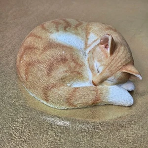 Estatua atigrada durmiente de gato acostado, oreja astillada naranja - Imagen 1 de 10