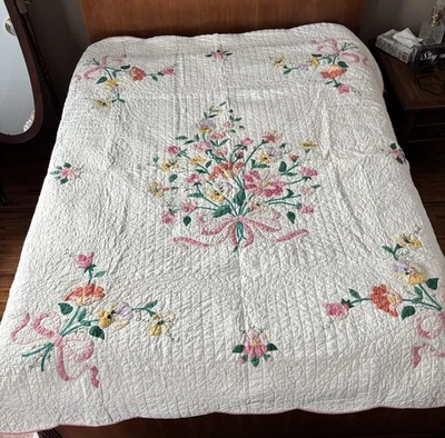Винтаж 1940-е (?) Ручная аппликация и стеганая цветочный букет и бант свадебное одеяло - Изображение 1 из 4