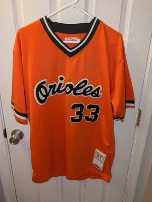 Camiseta Eddie Murray Baltimore Orioles #33 Mitchell & Ness 1982 tamanho 52 - Imagem 1 de 4