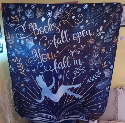 Libros de tapiz exclusivos para colgar en la pared Owlcrate Fall Open You Fall en azul floral Foto 1 de 2