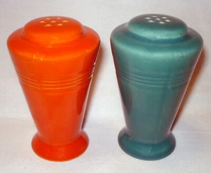 Vintage Homer Laughlin Fiesta Harlekin orange rot blau grün Salz & Pfefferstreuer - Bild 1 von 3