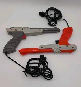 LOT OF 2 NINTENDO NES ZAPPER LIGHT GUNS ORANGE AND GRAY NES-005 ORIGINAL 1985 - Picture 1 of 7