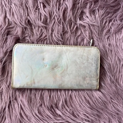 Cartera sin asas metálica iridiscente para monedas Bolso con cremallera Urban Outfitters Foto 1 de 3