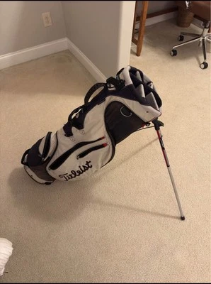 Сумка для гольфа с подставкой Titleist! Отличное состояние товара!  - Изображение 1 из 2