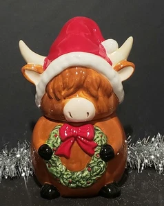 Weihnachten Highland Kuh Keramik Keksdose mit Nikolausmütze, hält Kranz  - Bild 1 von 3