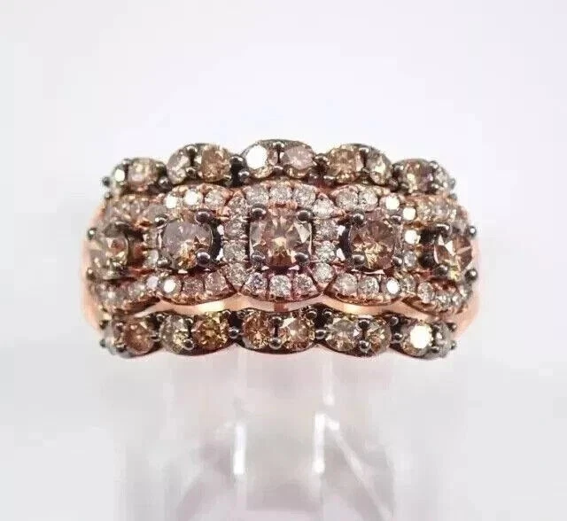 Anillo de boda con racimo creado en laboratorio de chocolate de corte redondo de 2 quilates enchapado en oro rosa de 14 quilates Foto 1 de 4