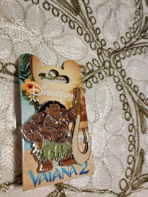 Pin Maui Holding Magic Hook Moana 2 Vaiana Disney Land Paris Dlrp Dlp noviembre 2024 Foto 1 de 4