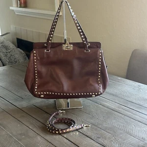 💎VALENTINO GARAVANI Pebbled Calfskin Medium Rockstud Tote Rubin EUC💎 - Picture 1 of 15