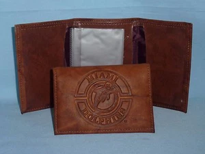 PORTAFOGLIO MIAMI DOLPHINS pelle trifold nuovo in confezione marrone 1 logo vintage - Foto 1 di 9