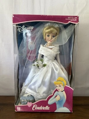 Boneca lembrança de porcelana Disney Cinderela 2002 item 6175 -NOVA - Imagem 1 de 4
