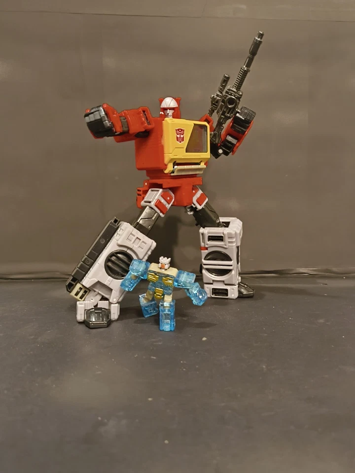 Transformera legacy G1 Universe Voyager class blaster (Complete) - Image 1 of 4