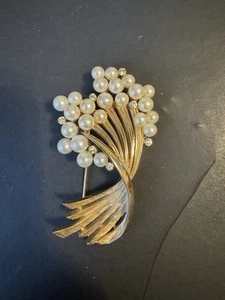 Vintage Trifari Brosche goldfarben gebürstet Kunstperlen Strass TC - Bild 1 von 3