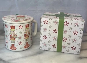 Temptations by Tara Weihnachten Becher Deckel Nussknacker Lebkuchenhaus Urlaub Neu im Karton - Bild 1 von 10