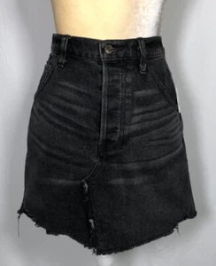Free People Rock Denim Mini 26 Distressed ausgefranst roher Saum Knopfleiste verblassen schwarz - Bild 1 von 11