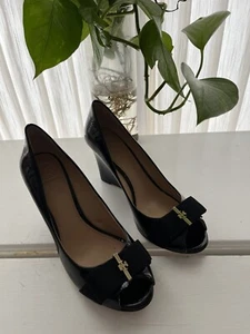 Scarpe basse donna Tory Burch logo fiocco vernice punta aperta taglia 9 - Foto 1 di 10