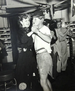 Vintage Halloween Paar Foto 8x10 Bar Innenraum Maske Jack O Laterne Kleid 1950 - Bild 1 von 5