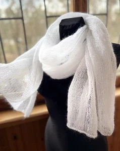 Sciarpa scialle bianco grande maglia sciolta lana soffice bambino mohair avvolgente, maglia fatta a mano - Foto 1 di 6
