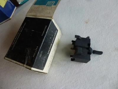 Interruptor de ventana trasera GM Station Wagon 1971-1977 Chevrolet y Malibu 6258220 NOS Foto 1 de 4