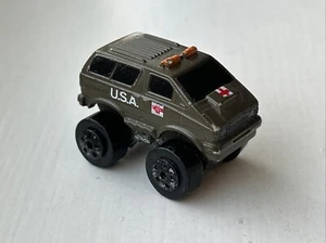 Road Champs 1987 (come Micro Machines) USA Military Ambulanza Monster Truck - Foto 1 di 13
