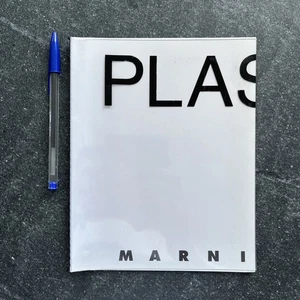 Marni Lookbook SS11 mit Plastikeinband, verblasst auf Umschlägen Schriftzug, siehe Bilder selten - Bild 1 von 24