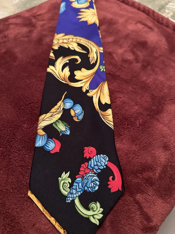 Gravata de seda vintage GIANNI VERSACE azul marinho barroco estampa de abelha medusa colecionador - Imagem 1 de 3