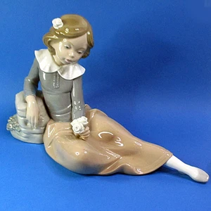 Nao Figurine by Lladró - Pondering Girl Reclining with Flowers - 1990 Retired - Picture 1 of 4