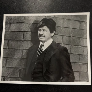 Charles Bronson signiertes 8 x 10 Foto BW - Bild 1 von 2