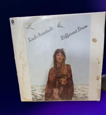 LINDA RONSTADT / DIFFERENT DRUM / Capitol ST-11269 / 1976 COMPILATION VINYL LP - Image 1 of 3