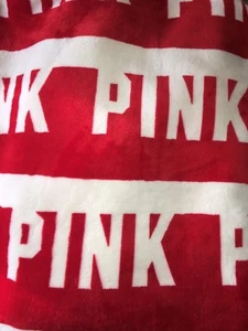 NUEVO SIN ETIQUETAS VICTORIA'S SECRET ROSA NUEVA ACOGEDORA SUAVE MANTA SHERPA LOGOTIPO ROJO 60" X 72" - Imagen 1 de 4