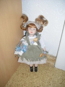 kleine Porzellan – Puppe mit Zöpfen - Bild 1 von 2