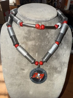 Único Collar Colgante Tampa Bay Buccaneers Hecho a Medida con Conchas de Pistola Lote G Foto 1 de 4